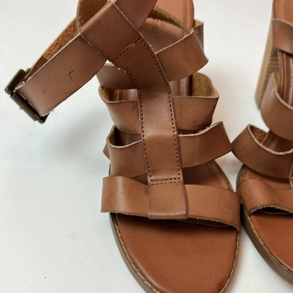 Urban Outfitters minimalist caramel